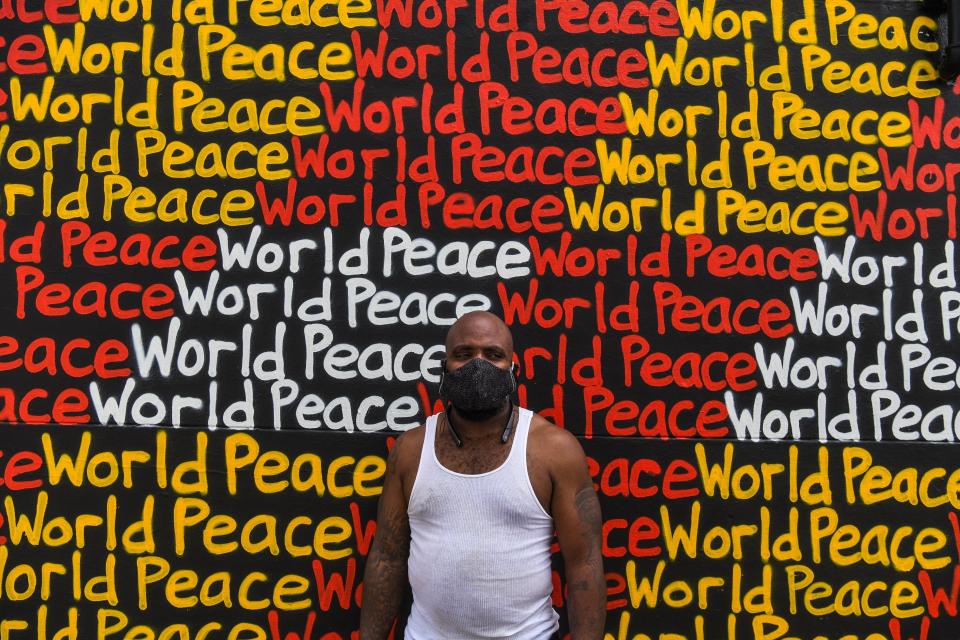 Dewarn Brown, 37, wears a mask in Miami on April 17, 2020.  (Photo: CHANDAN KHANNA/AFP via Getty Images)