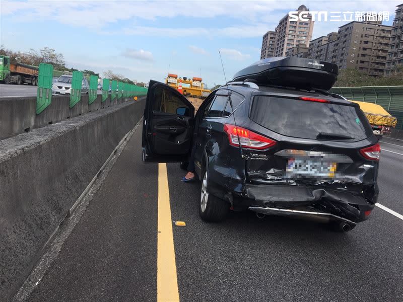 被張善政追撞的黑色休旅車，車尾嚴重凹陷。（圖／翻攝畫面）