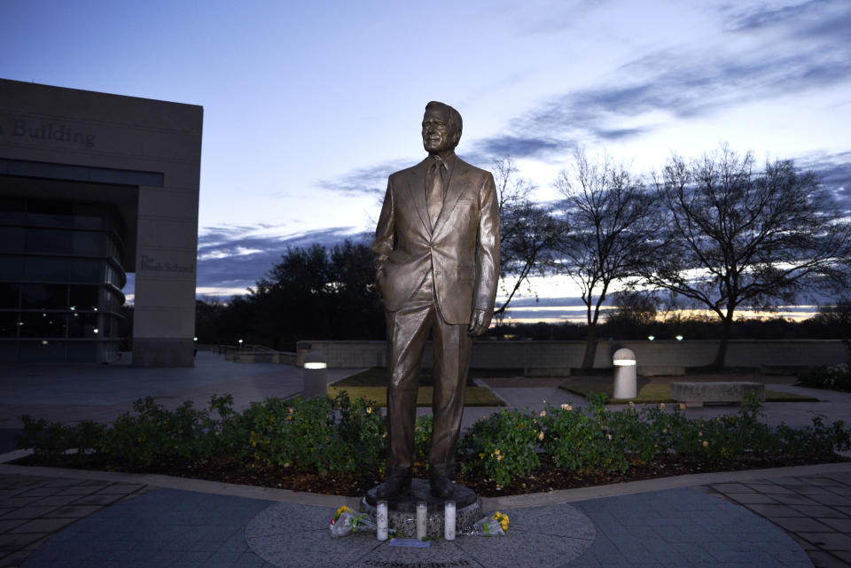 Mourners from the previous night laid flowers at the statue of former President George H.W. Bush outside the Bush Presidential Library and Museum, a day after the 41st president of the United States died, in College Station, Texas, Dec. 1. (Photo: Sergio Flores/Reuters)