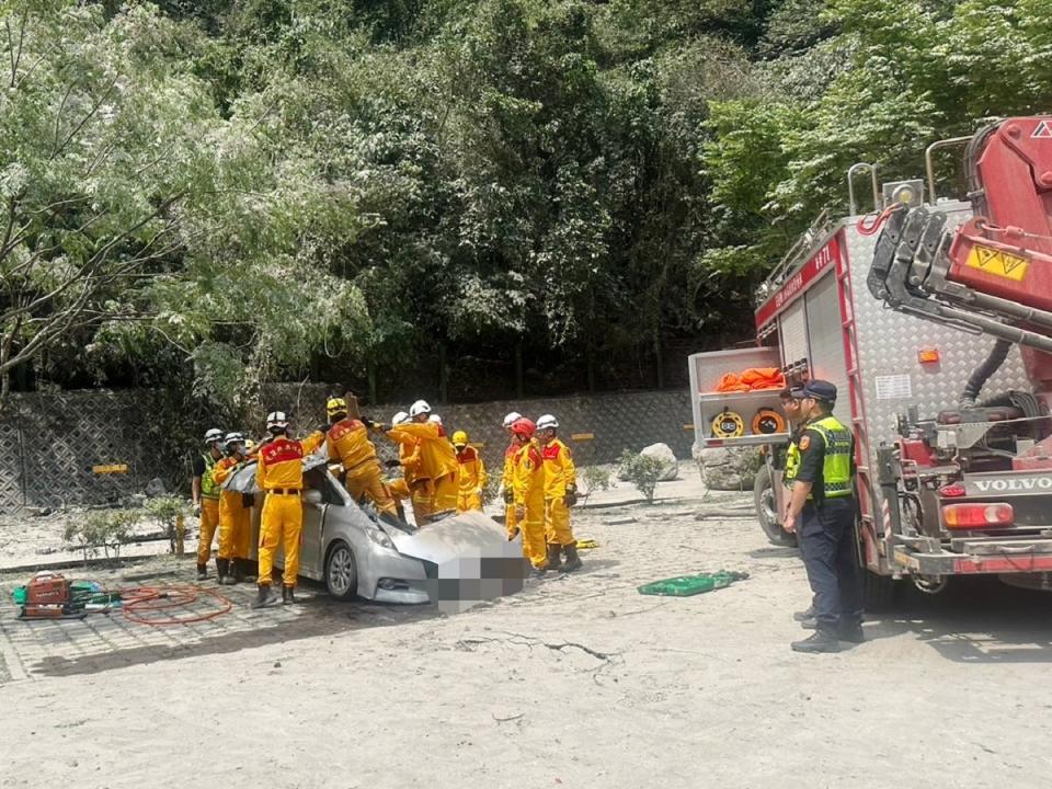 男子駕車行經匯德隧道，不幸遭落石擊中死亡。（圖：新城警分局提供）