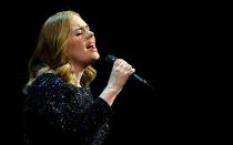 Was sie anfasst, wird zu Platin. Bisher war jedes Album von Adele ein durchschlagender Erfolg. Weil die Sängerin sich aber nicht voll und ganz dem Pop-Wahnsinn hingibt und stattdessen immer wieder künstlerische Pausen einlegt, hat sie bisher "nur" knapp 130 Millionen Tonträger verkauft. Ein neues Album ist schon seit Längerem in Arbeit. (Bild: Sascha Steinbach/Getty Images)