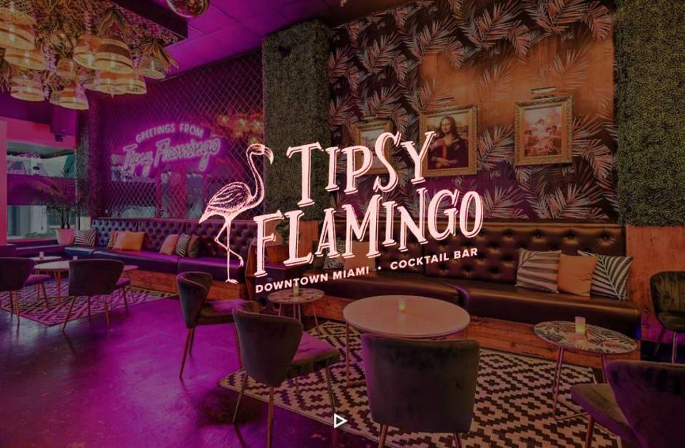 Tipsy Flamingo en donde todas las señoritas y señoras tienen derecho a bebidas gratis. 