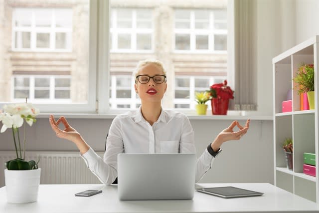 Para reaccionar ante situaciones tensas y que el trabajo no te desborde puedes llevar a la práctica pequeñas estrategias defensivas como la respiración o el Minfulness. (Foto: Getty)