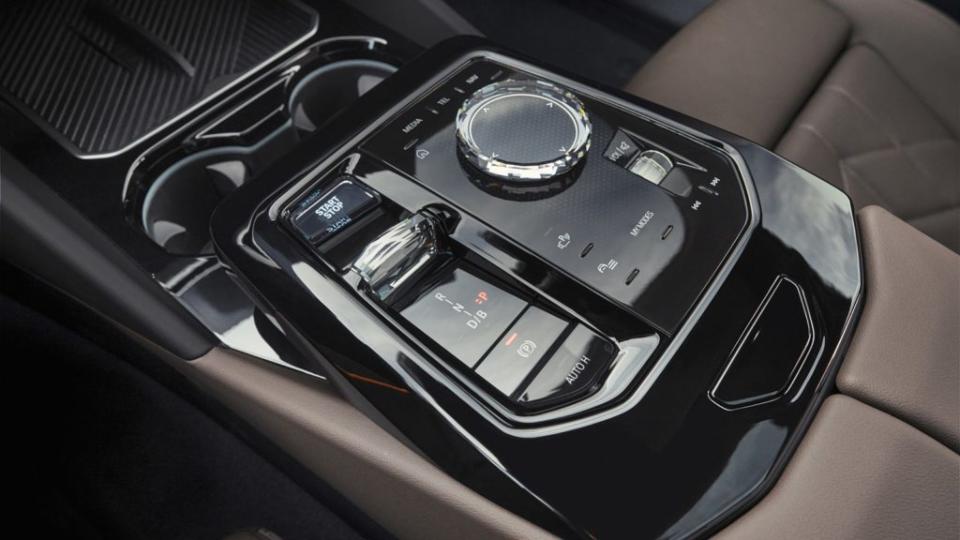 G60世代5 Series排檔座設計向7 Series看齊，也運用水晶元素凸顯豪華質感。(圖片來源/ BMW)