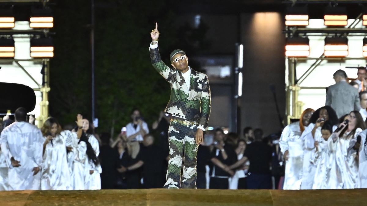 U.S rapper Pharrell Williams attends the Louis Vuitton men's fall-winter  2008-2009 fashion collection presented in Paris, France on January 17, 2008.  Photo by Thibault Camus/ABACAPRESS.COM Stock Photo - Alamy