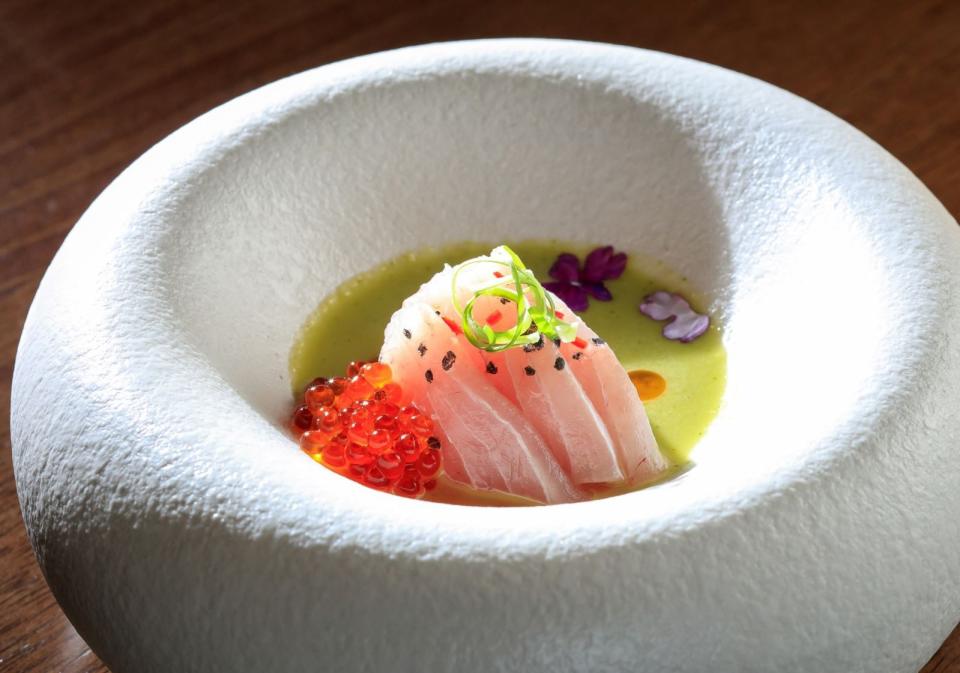 這一季的Tasting Menu以「HAMACHI CRUDO」揭開序幕