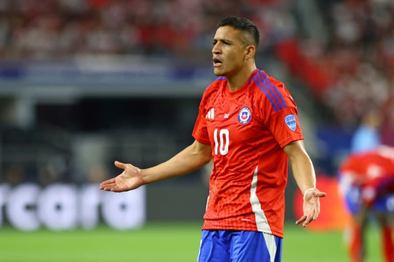 Chile forward <a class="link " href="https://sports.yahoo.com/soccer/players/3893727/" data-i13n="sec:content-canvas;subsec:anchor_text;elm:context_link" data-ylk="slk:Alexis Sanchez;sec:content-canvas;subsec:anchor_text;elm:context_link;itc:0">Alexis Sanchez</a> reacts to a missed chance in Friday's 0-0 draw with Peru in Arlington (Aric Becker)