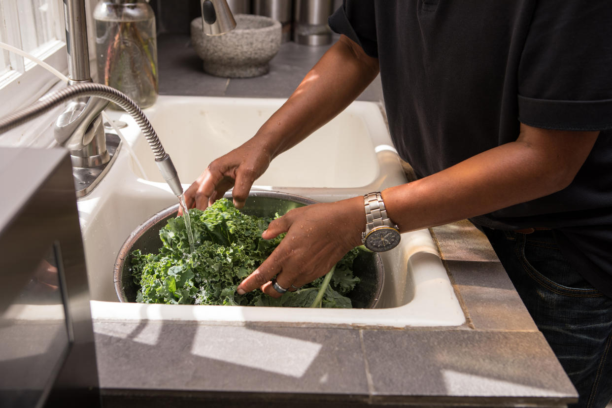 rinsing kale (Marilyn Nieves / Getty Images)