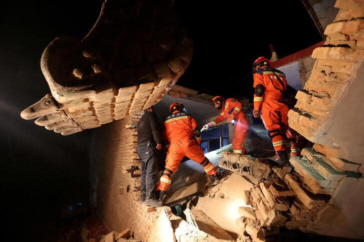 Varios rescatistas buscan supervivientes entre los escombros de una vivienda en la aldea de Kangdiao tras el terremoto que sacudió el condado de Jishishan, provincia de Gansu, China.