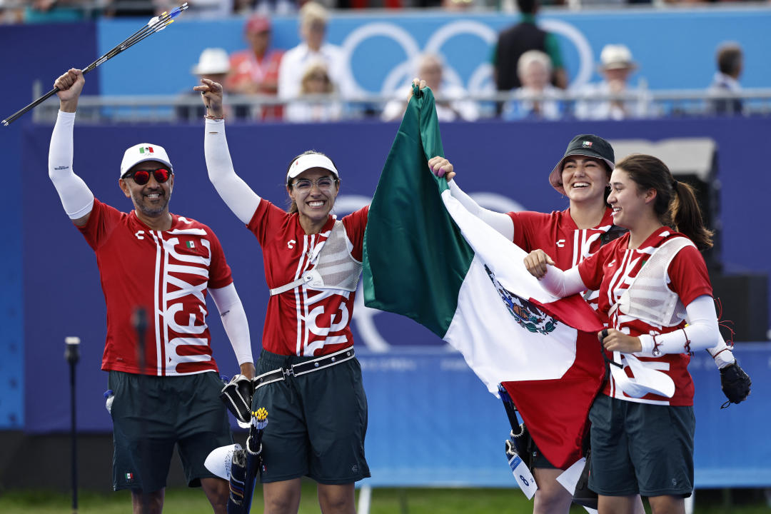 La celebración del equipo de tiro con arco con la bandera de México. REUTERS/Tingshu Wang