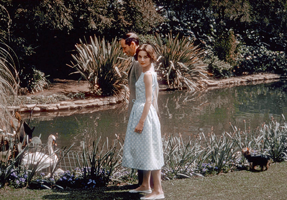 La <em>celebrity </em>también era fan de los vestidos detrás de las cámaras. Así lo demuestra esta instantánea de 1957 en la que, acompañada de su marido Mel Ferrer, está deslumbrante con un modelo azul de lunares. (Foto: Richard C. Miller / Getty Images)