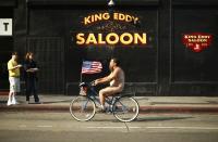 Orang-orang bersepeda di acara World Naked Bike Ride di Los Angeles, California pada 14 Juni 2014. Pihak penyelenggara mengatakan acara ini ditujukan untuk membela hak-hak para pengendara sepeda agar dapat bersepeda dengan aman di jalanan. REUTERS/Lucy Nicholson (UNITED STATES - Tags: SOCIETY)