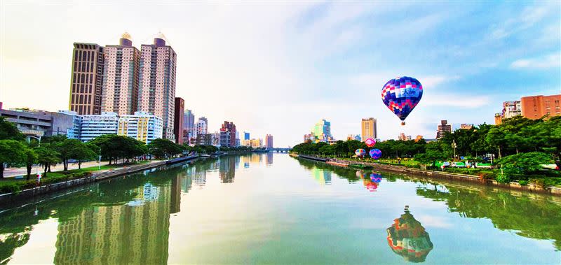 陳其邁說，晨曦照耀下，熱氣球倒映在愛河河景上，彷彿一秒飛到國外（圖／翻攝自陳其邁臉書）