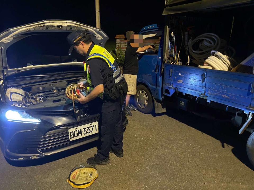 員警了解狀況以後立即以巡邏車輛借電協助將林男車輛發動。圖：讀者提供