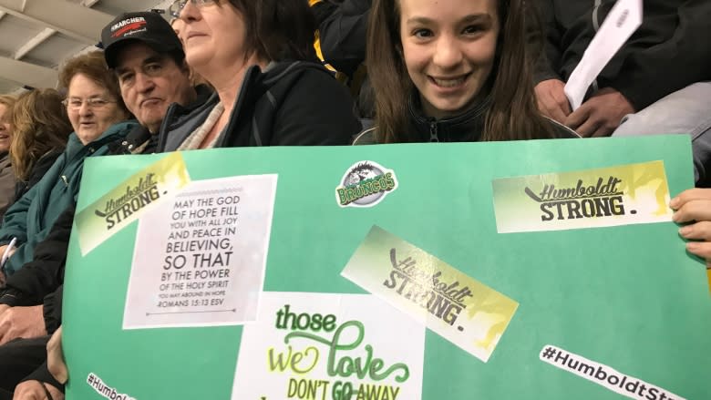 Hockey night in Nipawin brings comfort and companionship 1 week after Humboldt Broncos bus crash