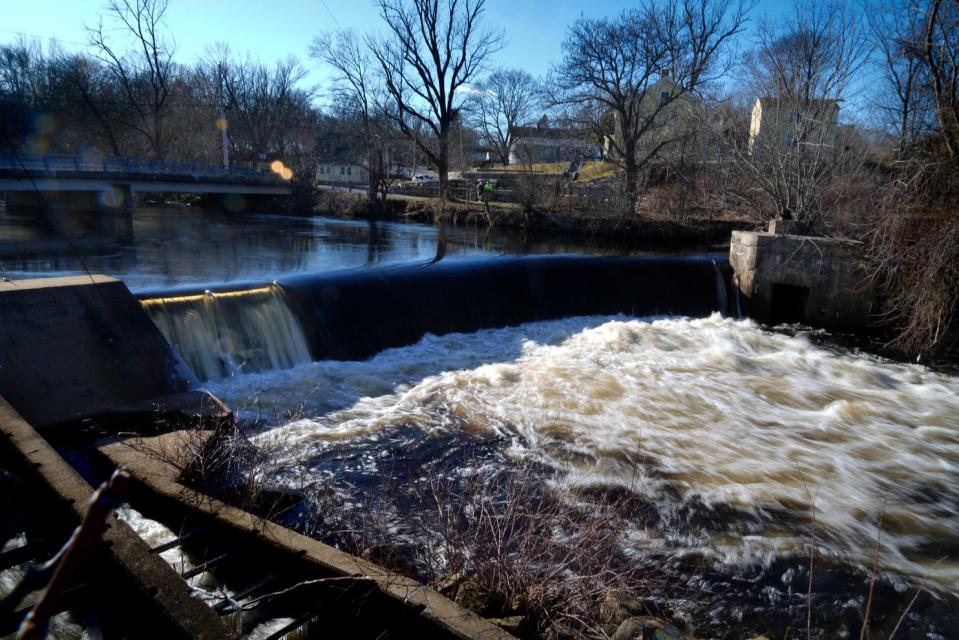 Environmentalists say removing the Potter Hill Mill Dam over the Pawcatuck River would lower the risk of flooding, create better conditions for canoeing and kayaking, and enable fish to spawn just as they did centuries ago.