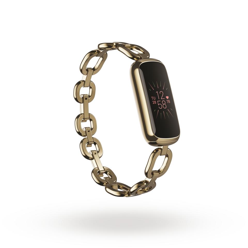 <p>Product render of Fitbit Luxe 3QTR view, in Special Edition gorjana Soft Gold Parker Link Bracelet.</p> 