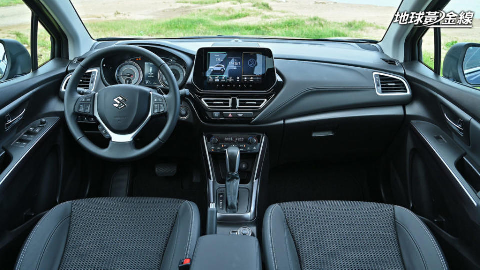 坐進車內，會發現SX4 S-Cross這次透過更多細節的呈現，帶來不同以往的車內質感。(攝影/ 林先本)