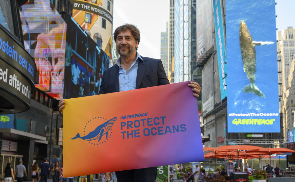 Javier Bardem demostrando su compromiso social en un acto de Greenpeace en 2019 en Nueva York (Foto: DON EMMERT/AFP via Getty Images)