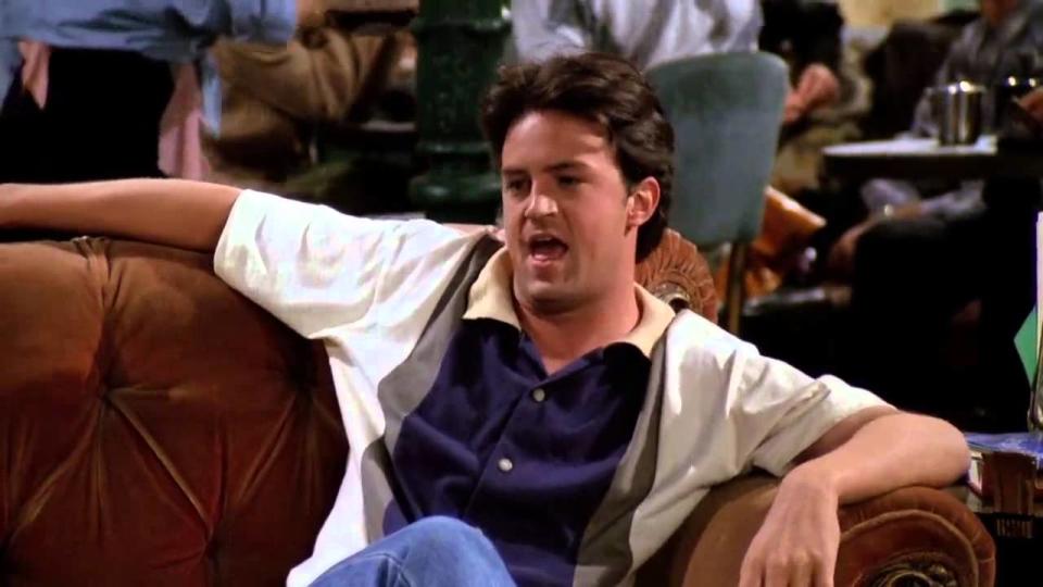 Chandler Bing, de ‘Friends’: el bueno de Chandler era tan sencillo que apasionaba. Su manera de ligar era utilizar el sentido del humor. Con cada versión satírica de sí mismo era capaz de sacar una sonrisa a la chica que le gustaba, y en el mejor de los casos, la conseguía. Así fue su relación con Monica que, a pesar de durar varias temporadas y terminar casándose, intentaban llevarla en secreto. ¡Chandler, tan discreto como respetuoso! (Imagen:  ©NBC)