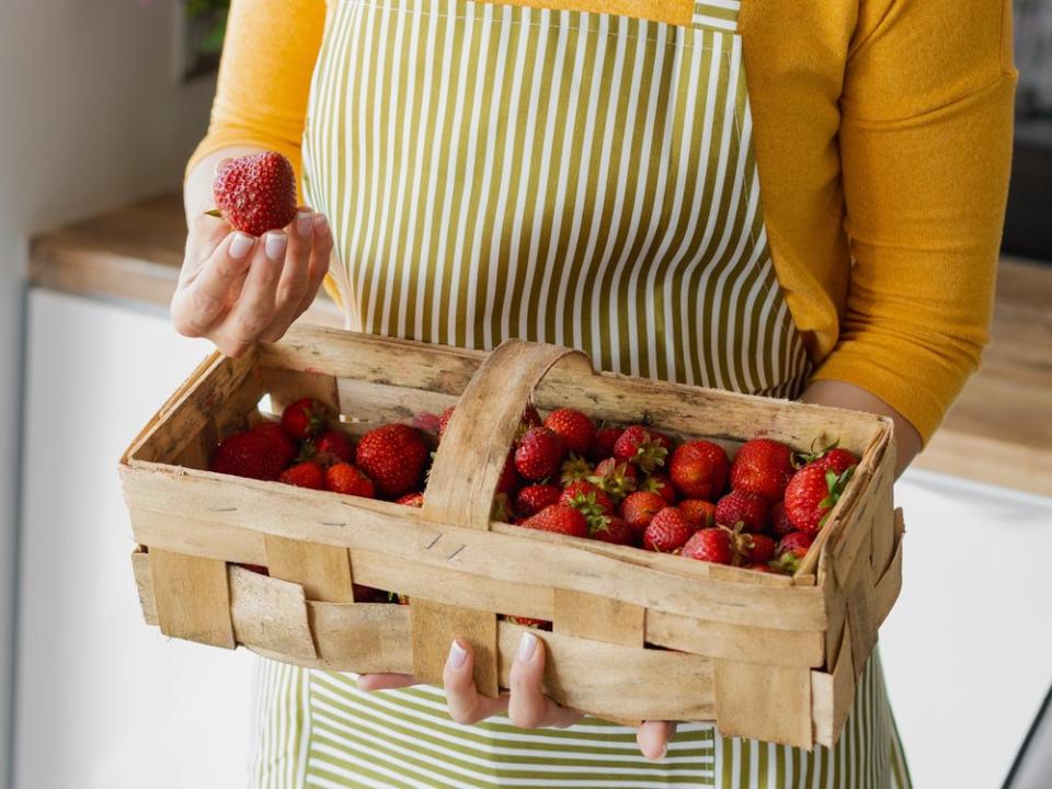 Mit einfachen Tricks bleiben Erdbeeren länger haltbar. (Bild: tativophotos/Shutterstock.com)