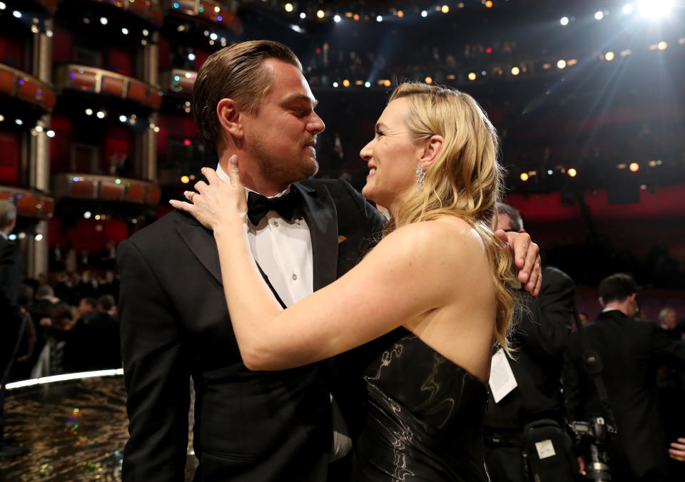 DiCaprio tuvo que esperar a la quinta nominación para conseguir su primer Oscar. Fue por 'El renacido' (2015) y allí estaba su gran amiga para compartir su éxito. (Foto: Christopher Polk / Getty Images)