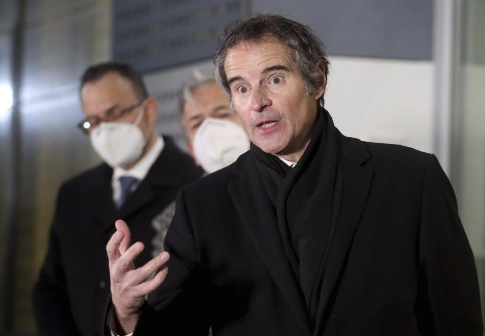 El argentino Rafael Mariano Grossi, director general del Organismo Internacional de Energía Atómica, habla con la prensa el domingo 21 de febrero de 2021 tras regresar de Irán, en el Aeropuerto Internacional de Viena. (AP Foto/Ronald Zak)