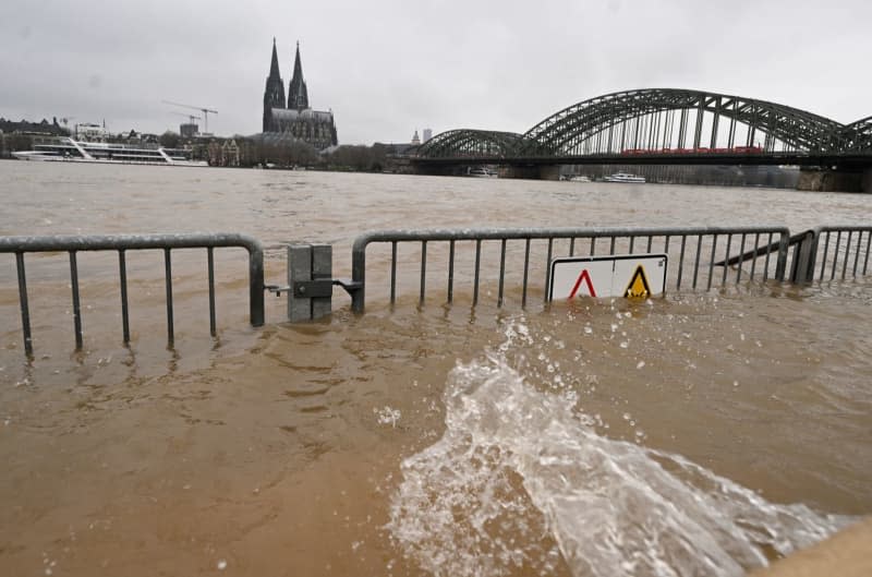 View of the flooded Rhine in front of the cathedral and the Hohenzollern Bridge. The water level is expected to exceed the critical mark on Saturday. The highest level is expected to be reached towards the evening. Roberto Pfeil/dpa