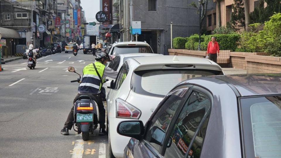 仁愛國小校外路邊收費停車場將塗銷。（記者王慕慈攝）