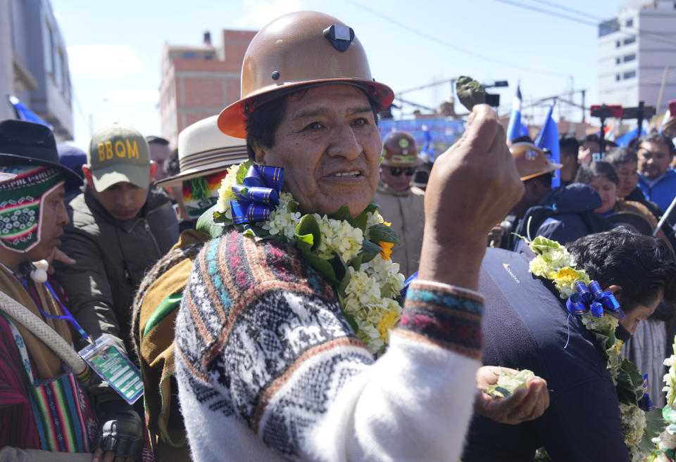 El ex presidente de Bolivia Evo Morales sostiene una hoja de coca durante un recorrido con sus simpatizantes en El Alto, Bolivia, el vernes 26 de julio de 2024. (AP Foto/Juan Karita)