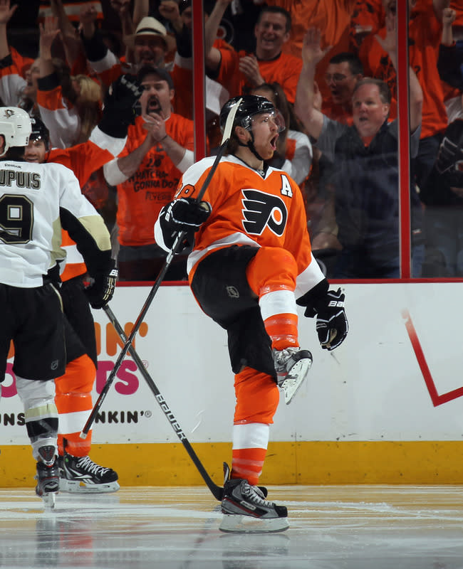 Claude Giroux (#28 des Flyers de Philadelphia) célèbre après avoir marqué en troisième période du 3e match de la série face aux Penguins de Pittsburgh. (Photo de Bruce Bennett/Getty Images)