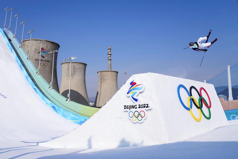 미국 스케이터 Colby Stephenson이 2022년 2월 9일 베이징 Big Air Shougang에서 열린 프리스타일 스키 그랑프리 결승전에서 경쟁하고 있습니다(Xiong Qi/Xinhua via Getty Images)
