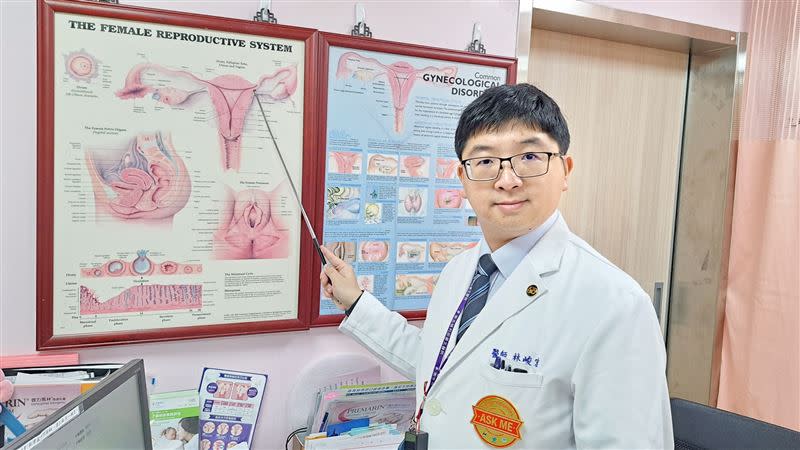林峻宏主任指出子宮角懷孕位置。（圖／臺北醫院提供）