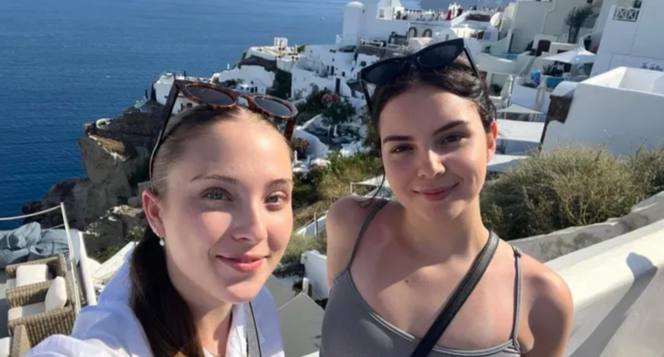 Australian woman Jordan Robinson (right) has suffered a devastating, debilitating spinal injury while holidaying in Europe, leaving her alone in hospital and out of pocket in hospital expenses. Source: GoFundMe. 