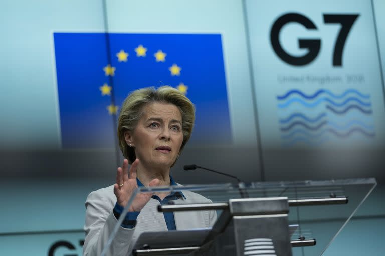 La presidenta de la Comisión Europea, Ursula von der Leyen, durante una conferencia de prensa conjunta con el presiente del Consejo Europeo, Charles Michel, antes de una cumbre del G7, en la sede de la UE