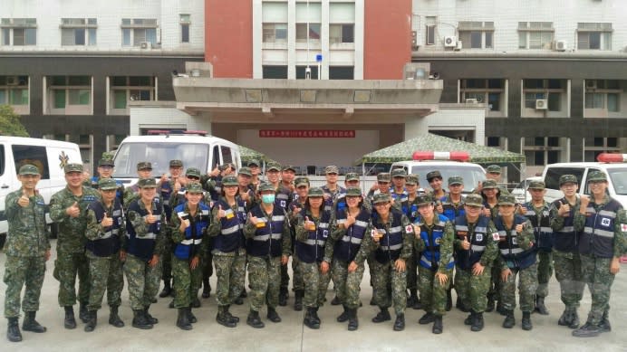 第四作戰區28日於泰山營區辦理「106年緊急救護員技能競賽」，並於測驗結束後合影。（陸軍8軍團提供）