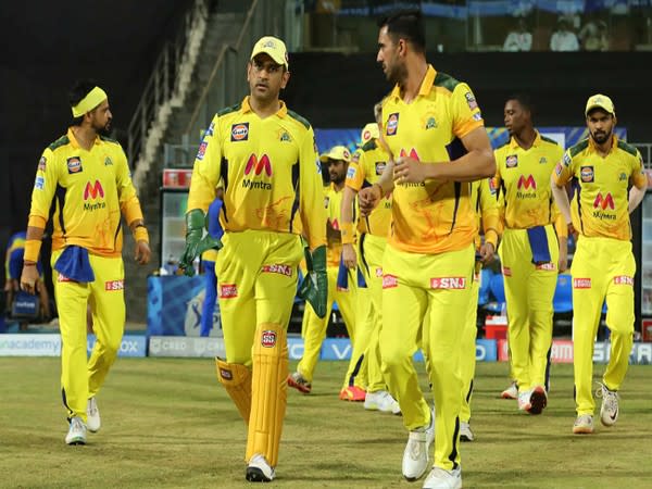 MS Dhoni with CSK teammates (Photo/ iplt20.com)