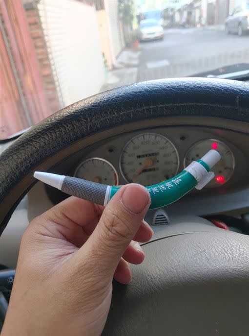 台南有駕駛發現放在車上的原子筆被高溫日曬成U字形。（圖／翻攝自 爆怨公社 ）