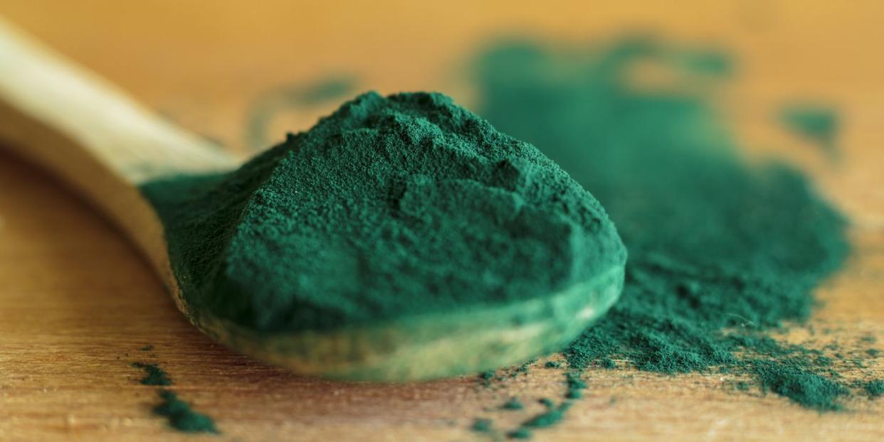 spirulina powder on spoon