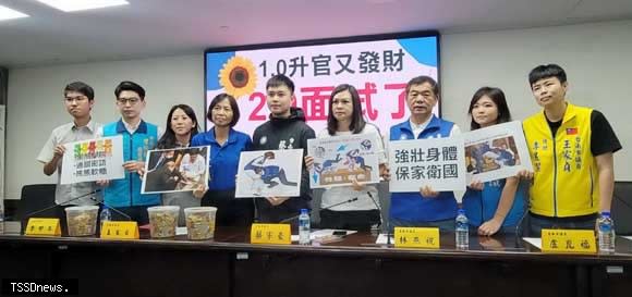 南市議會國民黨團議員召開記者會批民進黨意圖複製太陽花2.0版，教壞下一代道德觀。（記者李嘉祥攝）