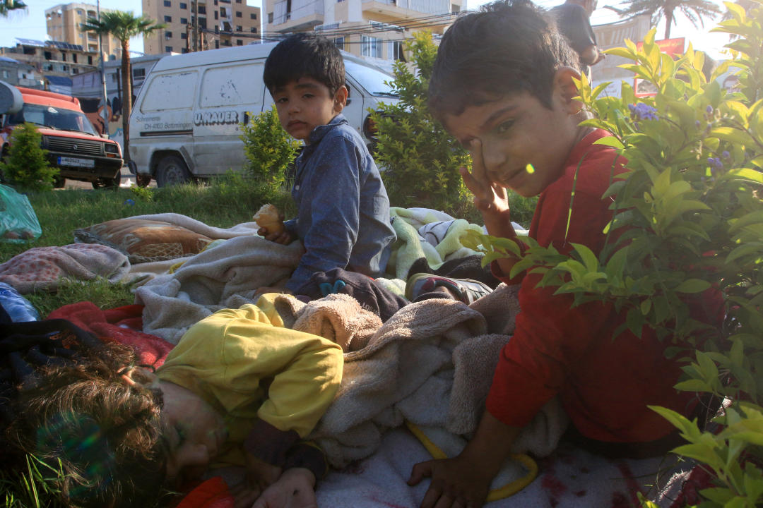 Niños que huyeron con sus familias de sus hogares en el sur del Líbano pasan la noche en un parque de la ciudad libanesa de Sidón el 24 de septiembre de 2024. Israel anunció decenas de nuevos ataques aéreos contra bastiones de Hezbolá en el Líbano el 24 de septiembre, un día después de que 492 personas, incluidos 35 niños, murieran en el bombardeo más mortífero desde una guerra devastadora en 2006. (Foto de Mahmoud ZAYYAT / AFP) (Foto de MAHMOUD ZAYYAT/AFP vía Getty Images)