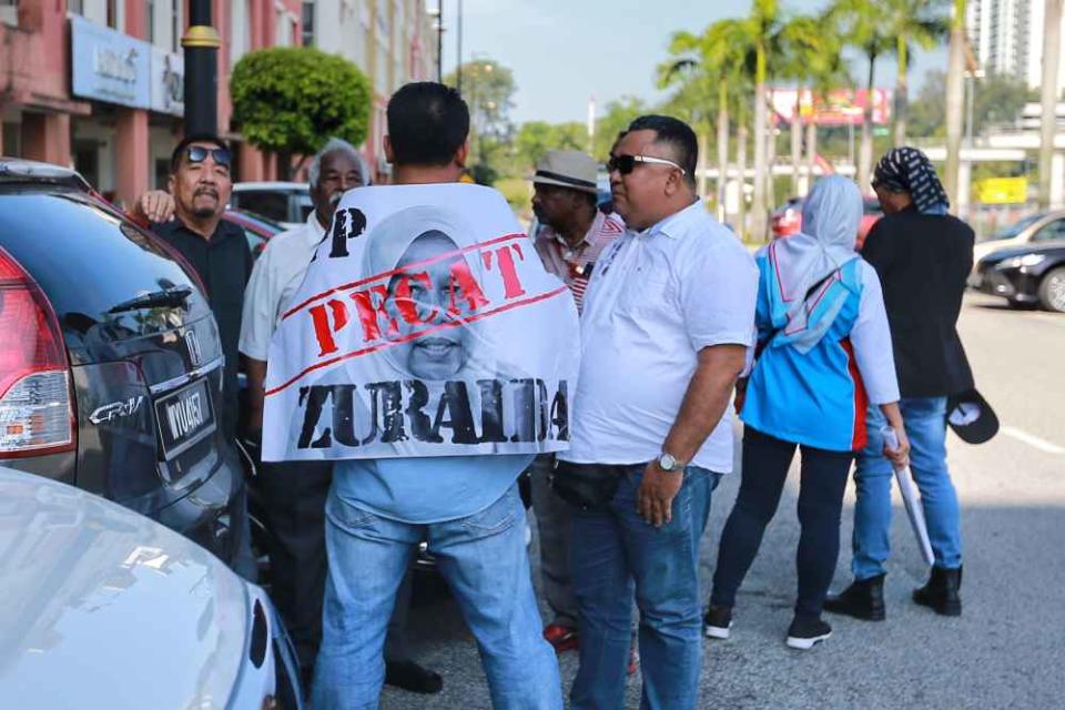 PKR supporters against Zuraida Kamaruddin gather outside the party’s headquarters in Petaling Jaya January 18, 2020.