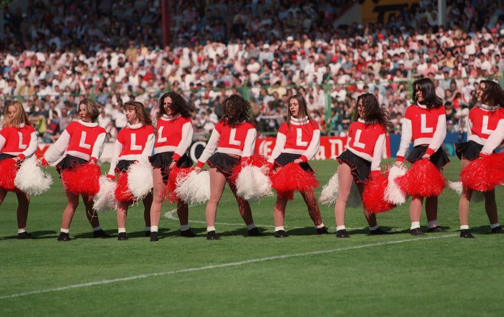 ‘Cheerleaders’ del Logroñés, previo a un Logroñés – Real Madrid en Las Gaunas (1997). | Foto: Getty