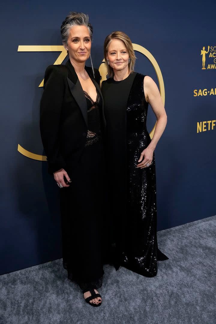 La pareja de Alexandra Hedison y Jodie Foster fue otra de las que engamaron sus looks para la ceremonia de los premios SAG: el negro fue el punto en común