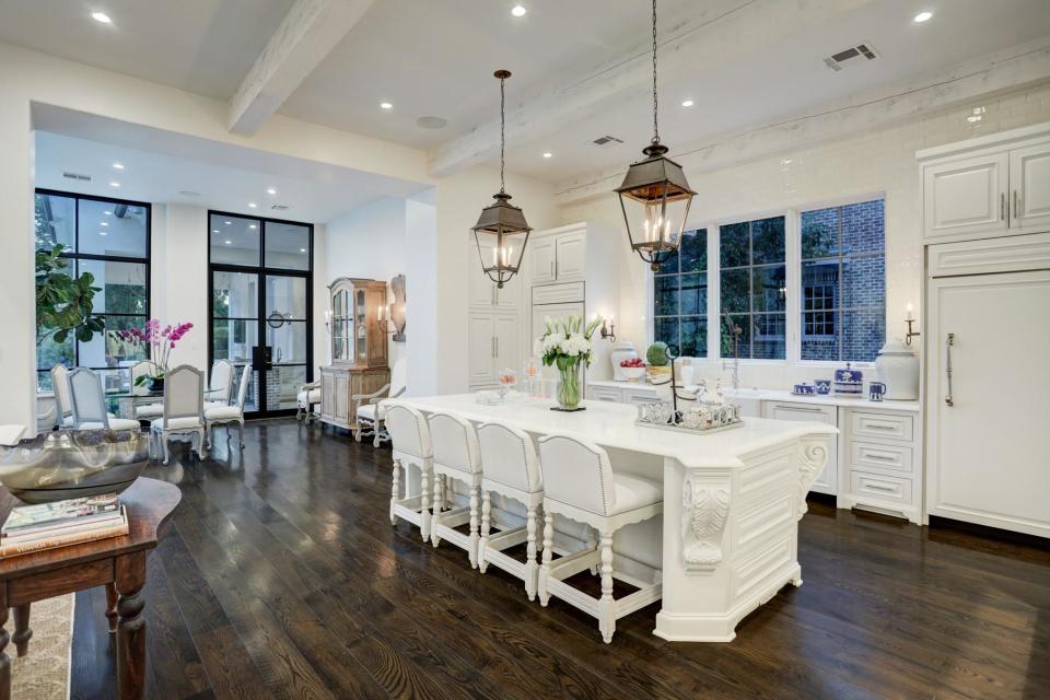 The indoor kitchen and living area opens up to the outdoor kitchen and seating area. Photo Courtesy of Martha Turner Sotheby’s International Realty.