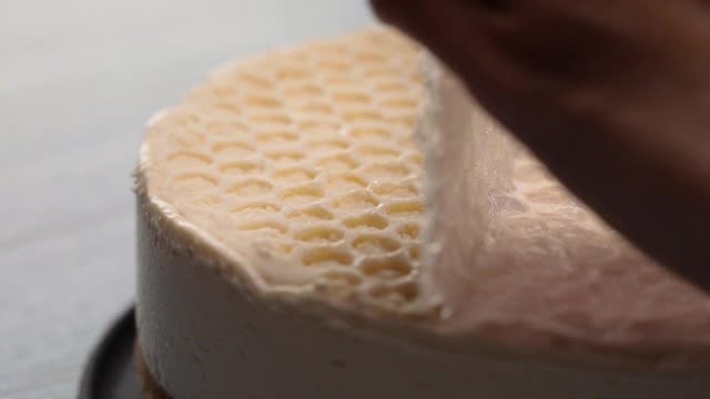 Removing bubble wrap from cheesecake