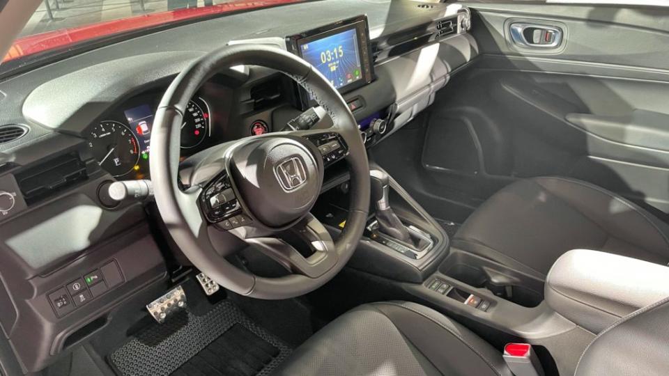 Honda HR-V將Honda Sensing、6氣囊、3模式倒車攝影、前後雷達、4.2吋彩色液晶儀表、8吋中央觸控螢幕等等列為車系標配。(圖片來源/ TVBS)