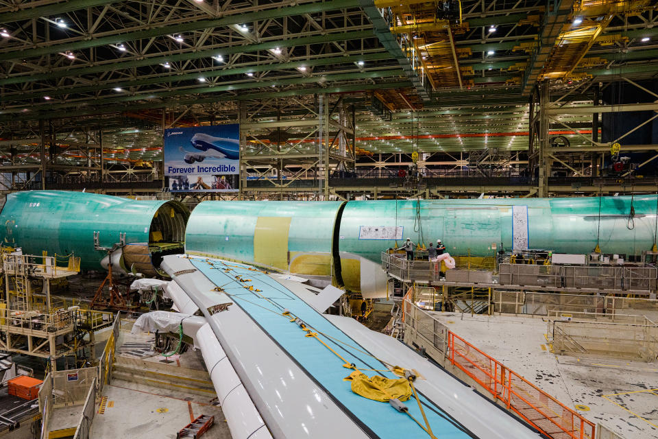 Grúas elevan el fuselaje trasero hasta su posición durante la unión final del cuerpo del último jumbo 747 en la fábrica de Boeing en Everett, Washington, el 28 de septiembre de 2022. (Jovelle Tamayo/The New York Times).