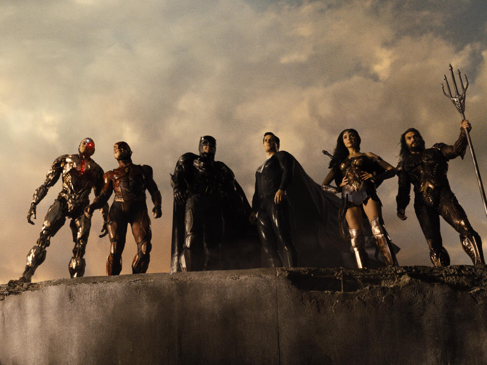 Cyborg (Ray Fisher), The Flash (Ezra Miller), Batman (Ben Affleck), Superman (Henry Cavill), Wonder Woman (Gal Gadot) and Aquaman (Jason Momoa) strike an heroic pose in Zack Snyder&#39;s Justice League
