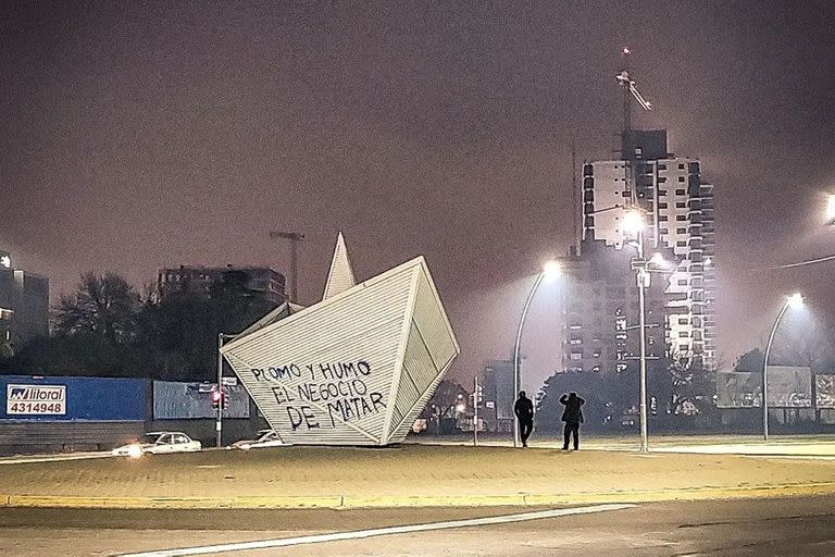 Dos personas realizaron el grafiti sobre el Barquito de Papel